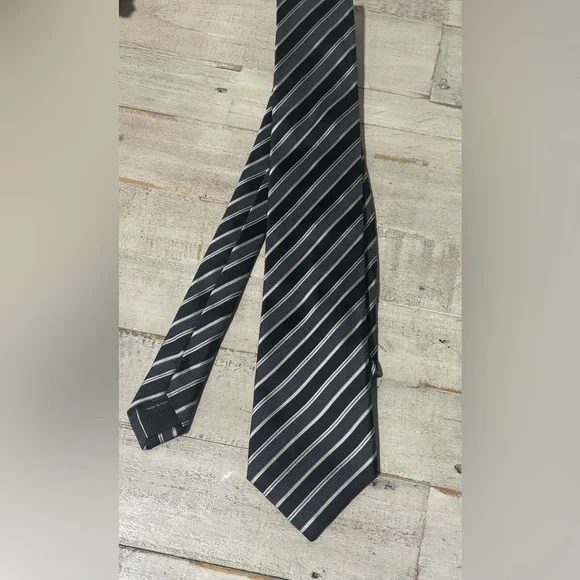 Canali Italian 100% Silk Diagonal Tie in Black/Gray - Picture 1 of 4